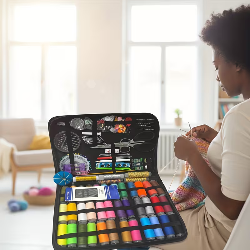 कैंची, सुई, पिन र बहुरङ्गी धागो सहितको पोर्टेबल सबै-इन-वन सिलाइ किट—घर, यात्रा र छिटो मर्मतका लागि कम्प्याक्ट र पूरा सेट।